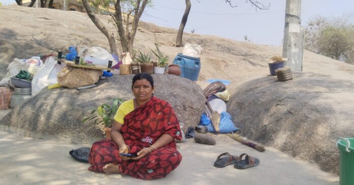 ಕೊಪ್ಪಳ | ಹಕ್ಕುಪತ್ರ ನೀಡಲು ಜಿಲ್ಲಾಡಳಿತ ವಿಳಂಬ; ಮಹಿಳೆಯ ಜೀವನ ಬೀದಿಯಲ್ಲಿ