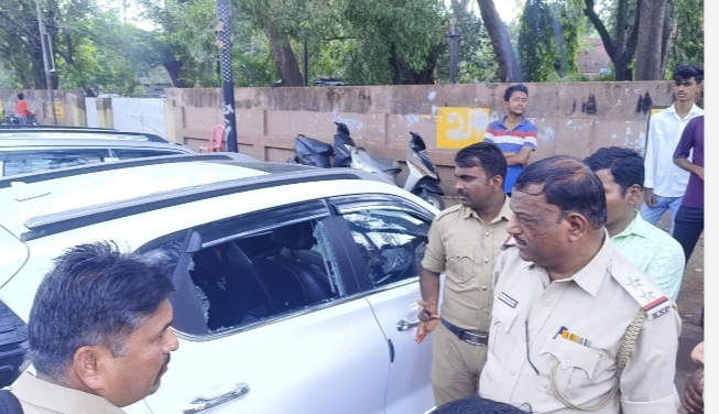 ಬೆಳಗಾವಿ :ಕಾರಿನ ಗ್ಲಾಸ್ ಒಡೆದು ಕಳ್ಳತನ