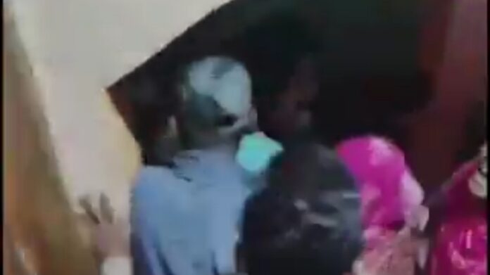 ಹುಬ್ಬಳ್ಳಿ | ಗಾಂಜಾ ವಿಚಾರಕ್ಕೆ ಜಗಳ; ಪೊಲೀಸ್ ಎದುರೇ ತಲ್ವಾರ್ ಹಿಡಿದು ದಾಳಿಗೆ ಬಂದ ಪುಡಾರಿಗಳು