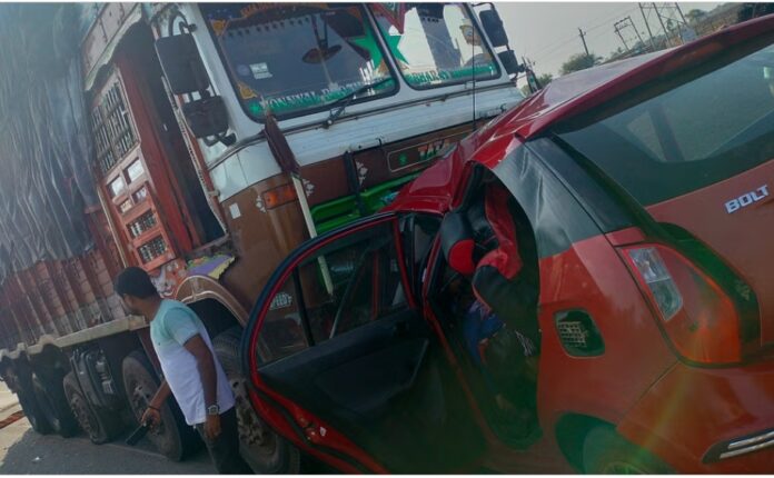 ಹುಬ್ಬಳ್ಳಿ | ಕಾರು ಲಾರಿ&zwnj; ಡಿಕ್ಕಿ; 5 ಮಂದಿ ಸ್ಥಳದಲ್ಲೇ ಸಾವು