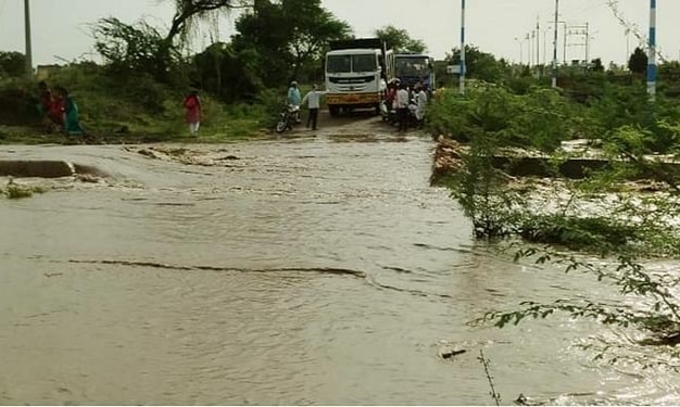 ಧಾರವಾಡ | ಭಾರಿ ಮಳೆಗೆ ತುಂಬಿ ಹರಿದ ಹಳ್ಳ; ವಾಹನ ಸಂಚಾರ ಸ್ಥಗಿತ