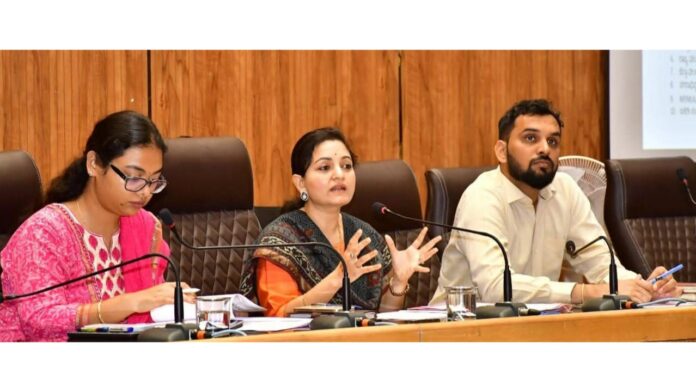 ಧಾರವಾಡ | ಅಧಿಕಾರಿಗಳು ಮೂಲಭೂತ ಸೌಕರ್ಯ, ಅಭಿವೃದ್ಧಿಗೆ ಆದ್ಯತೆ ನೀಡಬೇಕು: ಡಿಸಿ ದಿವ್ಯ ಪ್ರಭು