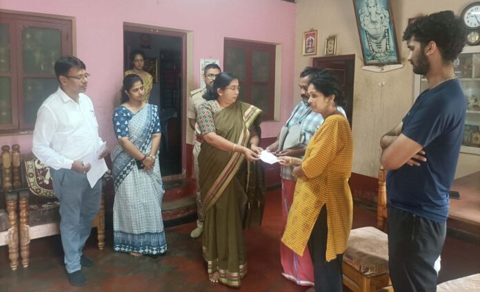 ಉಡುಪಿ | ಚಿನ್ನಸ್ವಾಮಿ ಕ್ರೀಡಾಂಗಣದಲ್ಲಿ ಕಾಲ್ತುಳಿತ ದುರಂತ, ಹೆಬ್ರಿಯ ಚಿನ್ಮಯಿ ಶೆಟ್ಟಿ ಕುಟುಂಬಕ್ಕೆ 25 ಲಕ್ಷ ಪರಿಹಾರ ಚೆಕ್ ಹಸ್ತಾಂತರ