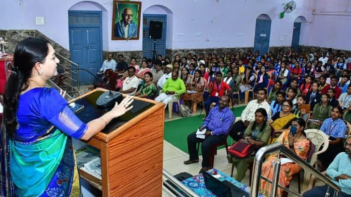 ಧಾರವಾಡ | ರ್ಯಾಂಕ್&zwj;ಗಳ ಮೂಲಕ ವಿದ್ಯಾಕಾಶಿಗೆ ಮೆರಗು ತರಲು ಜಿಲ್ಲಾಧಿಕಾರಿ ಸಲಹೆ