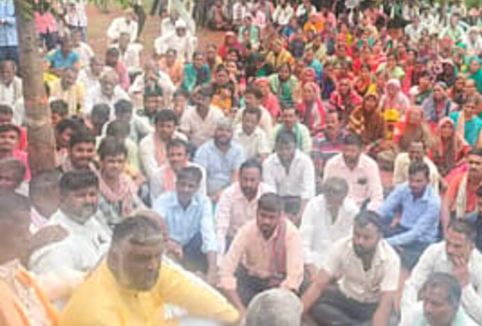 ಬೆಳಗಾವಿ : ಗೈರಾಣ ಜಾಗದಲ್ಲಿ ಸೋಲಾರ್ ಘಟಕ ವಿರೋಧಿಸಿ ಗ್ರಾಮಸ್ಥರಿಂದ ಪ್ರತಿಭಟನೆ