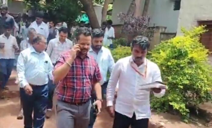 ಬೆಳಗಾವಿ : ಕೀಟನಾಶಕ ಮಿಶ್ರಿತ ನೀರು ಕುಡಿದು 12 ವಿದ್ಯಾರ್ಥಿಗಳು ಅಸ್ವಸ್ಥ