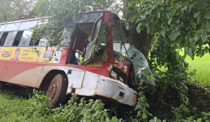 ಬೆಳಗಾವಿ : ಸರಕಾರಿ ಬಸ್ ಮರಕ್ಕೆ ಢಿಕ್ಕಿ 10ಕ್ಕೂ ಹೆಚ್ಚು ಪ್ರಯಾಣಿಕರು ಗಾಯ