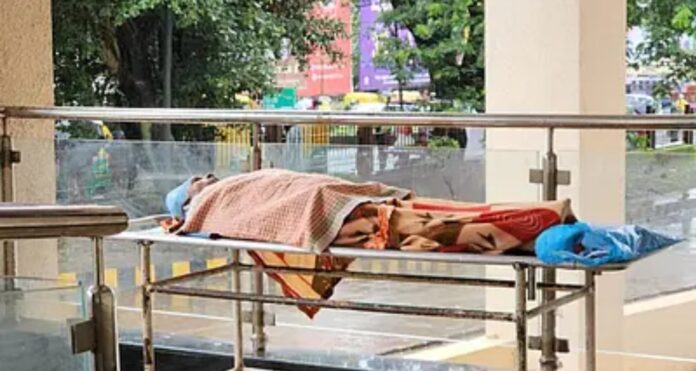 ಬೆಳಗಾವಿ : ಮಾನವೀಯತೆ ಮರೆತು ರೋಗಿಯನ್ನು ಚಳಿಯಲ್ಲಿ ಬಿಟ್ಟು ಹೋದ ಸಿಬ್ಬಂದಿ