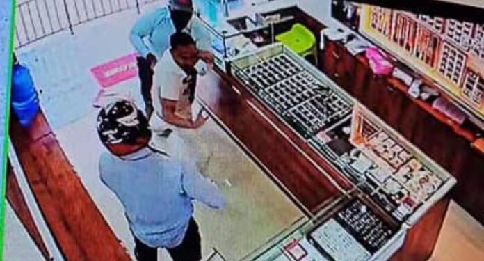 ಬೆಳಗಾವಿ : ಚಿನ್ನದ ಅಂಗಡಿಗೆ ಗನ್ ತೋರಿಸಿ ದರೋಡೆ ಯತ್ನ &ndash; ಅಥಣಿಯಲ್ಲಿ ರೋಚಕ ಘಟನೆ