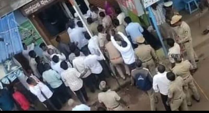 ಬೆಳಗಾವಿ : ಡಿಸಿಸಿ ಬ್ಯಾಂಕ್ ಚುನಾವಣೆ : ಪತಿಯನ್ನು ಸಚಿವರ ಮುಂದೆ ಎಳೆದು ಹೊಡೆದ ಪತ್ನಿ