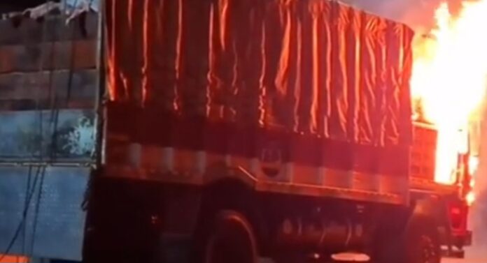 ಬೆಳಗಾವಿ : ಅಕ್ರಮವಾಗಿ ಗೋಮಾಂಸ ಸಾಗಿಸಲಾಗುತ್ತಿದೆ ಎನ್ನಲಾದ ಲಾರಿಗೆ ಬೆಂಕಿ ಹಚ್ಚಿದ ಯುವಕರು