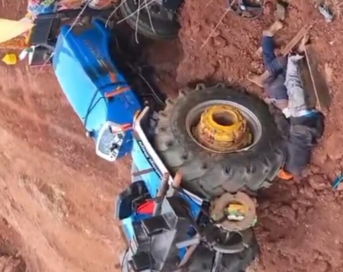 ಸ್ಪರ್ಧೆಗೆ ಹೊರಟಿದ್ದ ಟ್ರ್ಯಾಕ್ಟರ್ ಪಲ್ಟಿ : ಇಬ್ಬರು ಯುವಕರು ಸಾವು