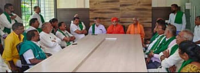 ಬೆಳಗಾವಿ : ಕಬ್ಬಿನ ತೂಕದ ಮೋಸ ನಿಲ್ಲಿಸಲಿ: ಸ್ವಾಮೀಜಿ ರೈತ ಮುಖಂಡರ ಸಭೆಯಲ್ಲಿ ಒಗ್ಗಟ್ಟಿನ ನಿರ್ಧಾರ