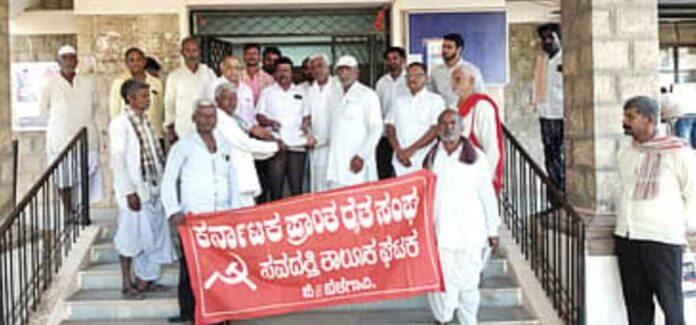 ಬೆಳಗಾವಿ : ಗೋವಿನ ಜೋಳ ಖರೀದಿ ಕೇಂದ್ರ ಆರಂಭಿಸುವಂತೆ ರೈತರ ಆಗ್ರಹ