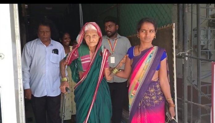 ಪ್ರವಾಸಿ ಸ್ಥಳವಾದ ಉಡುಪಿ ನಗರಕ್ಕೆ ಪ್ರತಿದಿನ ಸಾವಿರಕ್ಕೂ ಹೆಚ್ಚು ಪ್ರವಾಸಿಗರು ಭೇಟಿ ನೀಡುತ್ತಾರೆ. ಅದರಲ್ಲೂ ಉಡುಪಿಯ ಕೃಷ್ಣ ಮಠಕ್ಕೆ ಬರುವ ಭಕ್ತಾದಿಗಳು ಒಂದು&zwnj; ಕಡೆಯಾದರೆ ಮಲ್ಪೆ ಕಡಲು ತೀರ ವೀಕ್ಷಿಸಲು ಪ್ರವಾಸಿಗರು ಸಹ ತುಸು ಹೆಚ್ಚೆ, ಕಳೆದ ಎರಡು ತಿಂಗಳ&zwnj; ಹಿಂದೆ ಇಬ್ಬರು ಅಪ್ರಾಪ್ತ ವಯಸ್ಸಿನ ಮರಿಮಕ್ಕಳ ಜೊತೆ ನೂರು ವರ್ಷ ಪ್ರಾಯದ ಇಳಿ ವಯಸ್ಸಿನ ಅಜ್ಜಿ ತನ್ನ ಮೊಮ್ಮಗನನ್ನು ಹುಡುಕಿಕೊಂಡು ದೂರದ ಬಾಗಲಕೋಟೆಯಿಂದ ಉಡುಪಿಗೆ ಬಂದು ಅಸಾಹಿಕ ಸ್ಥಿತಿಯಲ್ಲಿ&zwnj; ಇದ್ದದ್ದನು ಕಂಡು ಉಡುಪಿಯ ಸಮಾಜ ಸೇವಕರಾದ ನಿತ್ಯಾನಂದ ಒಳಕಾಡುರವರು ಅವರಿಗೆ ಆಸರೆಯನ್ನು ನೀಡಿದ್ದ ಸುದ್ದಿ ಉಡುಪಿಯಾದ್ಯಂತ ಮನೆ ಮಾತಾಗಿತ್ತು ಇದೀಗ ಆ 101 ವರ್ಷದ ಅಜ್ಜಿ ಮನೆ ಮಂದಿಯನ್ನು ಸೇರಿದ್ದಾರೆ ಇದಕ್ಕೆ ಶ್ರಮಿಸಿದರ ಸಮಾಜ ಸೇವಕ ನಿತ್ಯಾನಂದ ಒಳಕಾಡುರವರ ಮಾನವೀಯ ಸೇವೆಗೆ ಸಲಾಂ ಹೇಳಲೇ ಬೇಕು. ಕಳೆದ ವರ್ಷದ ನವಂಬರ್ 17 ರಂದು ಶ್ರೀ ಕೃಷ್ಣ ಮಠದ&zwnj; ರಥಬೀದಿಯಲ್ಲಿ ಅಸಹಾಯಕ ಸ್ಥಿತಿಯಲ್ಲಿ ಕಂಡುಬಂದಿದ್ದ ಅಪರಿಚಿತ ವೃದ್ಧೆ ಮತ್ತು ಇರ್ವರು ಅಪ್ರಾಪ್ತ ಮಕ್ಕಳನ್ನು ಸಮಾಜಸೇವಕ ನಿತ್ಯಾನಂದ&zwnj; ಒಳಕಾಡುವರು ರಕ್ಷಿಸಿದ್ದಲ್ಲದೆ, ವೃದ್ಧೆಗೆ ನಗರದ ಕೋರ್ಟ್ ರಸ್ತೆಯಲ್ಲಿರುವ ಹೊಸಬದುಕು ಆಶ್ರಮದಲ್ಲಿ ಪುರ್ನವಸತಿ ಕಲ್ಪಿಸಿದ್ದರು. ಹಾಗೆಯೇ ಮಕ್ಕಳನ್ನು ಮಕ್ಕಳ ರಕ್ಷಣಾ ಘಟಕಕ್ಕೆ ಹಸ್ತಾಂತರಿಸಿದ್ದರು. ರಕ್ಷಿಸಲ್ಪಟ್ಟವರು ಅಜ್ಜಿ ಮರಿಮೊಮ್ಮಕ್ಕಳಾಗಿದ್ದರು. ಬಾಗಲಕೋಟೆ ಮೂಲದ ಪಕೀರವ್ವ (101), ಹನುಮಂತ (10 ) ಪ್ರೇಮ (16 ) ಎಂದು ತಿಳಿದುಬಂದಿತ್ತು.&zwnj; ಆ ಸಮಯದಲ್ಲಿ ಜಿಲ್ಲಾ ಮಕ್ಕಳ ಕಲ್ಯಾಣ ಸಮಿತಿಯ ಆದೇಶದ ಅನುಸಾರ, ಬಾಲಕಿಗೆ ನಿಟ್ಟೂರು ಬಾಲಕೀಯರ ಬಾಲ ಭವನದಲ್ಲಿ ಹಾಗೂ ಬಾಲಕನನ್ನು ದೊಡ್ಡಣಗುಡ್ಡೆಯ ಬಾಲಕರ ಬಾಲ ಭವನದಲ್ಲಿ ತಾತ್ಕಲಿಕ ಪುರ್ನವಸತಿ ಕಲ್ಪಿಸಲಾಗಿತ್ತು. ಇದಾದ ಬಳಿಕ ಬಾಗಲಕೋಟೆ ಶಾಲೆಗೆ ಜಿಲ್ಲಾ ಮಕ್ಕಳ ಕಲ್ಯಾಣ ಸಮಿತಿ ಮಾರ್ಗದರ್ಶನದಂತೆ ದಾಖಲುಪಡಿಸಲಾಗಿತ್ತು. ಈ ಬಗ್ಗೆ ಈದಿನ.ಕಾಮ್ ಜೊತೆ ಮಾತನಾಡಿದ ಸಮಾಜ ಸೇವಕ ನಿತ್ಯಾನಂದ ಒಳಕಾಡು ಕಳೆದ ನವೆಂಬರ್ ನಲ್ಲಿ ರಥಬೀದಿ ರಾಘವೇಂದ್ರ ಮಠದ ಬಳಿ, ಅಜ್ಜಿ ಇಬ್ಬರು ಮೊಮ್ಮಕ್ಕಳೊಂದಿಗೆ ಅಳುತ್ತಿದ್ದಿರುವುದನ್ನು ಗಮನಿಸಿದೆ ವಿಚಾರಿಸಿದಾಗ, ಮರಿಮೊಮ್ಮಕ್ಕಳ ತಂದೆಯು ಕಳೆದೊಂದು ವರ್ಷದಿಂದ ಮನೆಗೆ ಬಾರದೆ ಕಾಣೆಯಾಗಿದ್ದು, ಮೊಮ್ಮಗನಿಗೆ ಹಡುಕಾಟ ನಡೆಸಲು ಉಡುಪಿಗೆ ಬಂದಿರುವುದಾಗಿ ವೃದ್ಧೆ ಹೇಳಿಕೊಂಡಿದ್ದರು. ಹಿರಿಯ ನಾಗರಿಕರ ಸಹಾಯವಾಣಿ ಕೇಂದ್ರವು ಅಜ್ಜಿಯ ಮೊಮ್ಮಕ್ಕಳನ್ನು ಬಾಗಲಕೋಟೆಯಿಂದ ಉಡುಪಿಗೆ ಕರೆಸಿಕೊಂಡು, ಪಕೀರವ್ವ ಅವರನ್ನು ಊರಿಗೆ ಕಳುಹಿಸಲಾಗಿದೆ. ಹಿರಿಯ ನಾಗರಿಕರ ಸಹಾಯವಾಣಿ ಕೇಂದ್ರದ ಆಪ್ತ ಸಮಾಲೋಚಕರಾದ ರೋಶನ್ ಕೆ ಅಮೀನ್ ಮತ್ತು ಪೂರ್ಣಿಮಾ ಅವರ ವಿಶೇಷ ಕಾಳಜಿಯಿಂದ 101 ವರ್ಷದ ಫಕಿರವ್ವ ಮನೆ&zwnj; ಸೇರುವಂತಾಯಿತು. ಹೊಸಬದುಕು ಆಶ್ರಮದ ಸಂಚಾಲಕಿ ರಾಜಶ್ರೀ ವೃದ್ಧೆಯ ಆರೈಕೆ ಎರಡು ತಿಂಗಳ ಸನಿಹ ಮಾಡಿದ್ದರು ಎಂದು ಹೇಳಿದರು. ಉಡುಪಿಯಲ್ಲಿ ನೂರಾರು ಮಂದಿ ಹೀಗೆ ನಿರ್ಗತಿಗರಾಗಿ ಪ್ರತಿನಿತ್ಯ ಬಸ್ ನಿಲ್ದಾಣ, ರೈಲ್ವೆ ನಿಲ್ದಾಣ, ಸಂತೆ ಮಾರುಕಟ್ಟೆ ಇಂತಹ ಹಲವು ಕಡೆಗಳಲ್ಲಿ ಅಸಹಾಯಕರಾಗಿ ಅನಾರೋಗ್ಯದಿಂದ ಬಳಲುತ್ತಿರುತ್ತಾರೆ ಅಂತವರಿಗೆ ನಿತ್ಯಾನಂದ ಒಳಗಾಡಿನಂತವರು ಮಾನವೀಯ ಸೇವೆಗಳನ್ನು ನಿರಂತರ ಉಡುಪಿ | ಮರಳಿ ಮನೆ ಸೇರಿದ 101 ವರ್ಷದ ಅಜ್ಜಿ, ನಿತ್ಯಾನಂದ ಒಳಕಾಡುರವರ ಮಾನವೀಯ ಸೇವೆಗೊಂದು ಸಲಾಂ ಇಂತಹ ಸೇವೆಗಳು ಇನ್ನಷ್ಟು ಹೆಚ್ಚಾಗಲಿ ಎಂದು ಹಾರೈಸೋಣ..