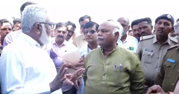 ಬೆಳಗಾವಿ | ಎಪಿಎಂಸಿ ಮಳಿಗೆ ಹಂಚಿಕೆ ವಿಚಾರ: ಸಚಿವರ ಎದುರೇ ವ್ಯಾಪಾರಸ್ಥರ ನಡುವೆ ಜಟಾಪಟಿ