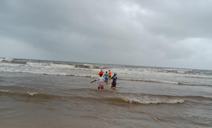ಉಡುಪಿ | ಮಲ್ಪೆಯಲ್ಲಿ ಮಗಚಿ ಬಿದ್ದ ದೋಣಿ, ನಾಲ್ವರು ಮೀನುಗಾರರ ರಕ್ಷಣೆ