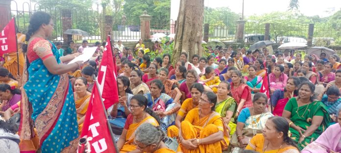 ಉಡುಪಿ | ಅಂಗನವಾಡಿ ನೌಕರರಿಗೆ ಸಾಮಾಜಿಕ ಸಮೀಕ್ಷೆಗೆ ರಿಯಾಯಿತಿ ನೀಡಲು ಆಗ್ರಹಿಸಿ ಧರಣಿ