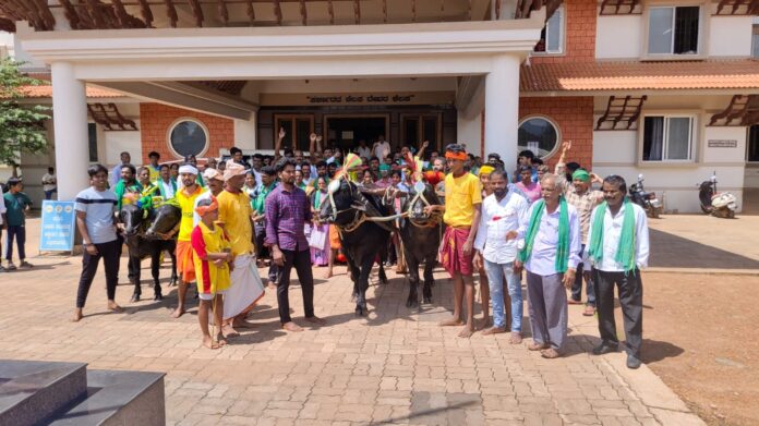 ಉಡುಪಿ | 12ನೇ ದಿನಕ್ಕೆ ಕಾಲಿಟ್ಟ ಬೈಂದೂರು ರೈತರ ಧರಣಿ, ತಾಲೂಕು ಆಡಳಿತ ಸೌಧಕ್ಕೆ ಕೋಣಗಳನ್ನು ಕಟ್ಟಿ ಆಕ್ರೋಶ