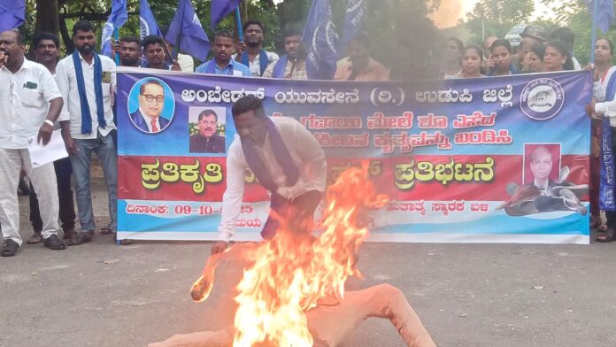 ಉಡುಪಿ | ವಕೀಲ ರಾಕೇಶ್ ಕಿಶೋರ್ ವಿರುದ್ಧ ಅಂಬೇಡ್ಕರ್ ಯುವಸೇನೆ ಆಕ್ರೋಶ &ndash; ಪ್ರತಿಕೃತಿಗೆ ಬೆಂಕಿ ಹಚ್ಚಿ ಪ್ರತಿಭಟನೆ