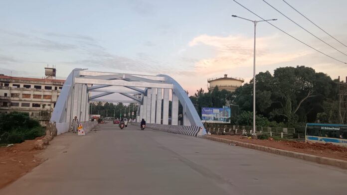 ಉಡುಪಿ | ಇಂದ್ರಾಳಿ ರೈಲ್ವೇ ಮೇಲ್ಸೇತುವೆ ಸಂಚಾರ ಮುಕ್ತವಾದರೂ, ಪಾದಚಾರಿಗಳ ಗೋಳು ಕೇಳೋರಿಲ್ಲ !