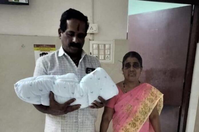 ಮಗುವನ್ನು ದತ್ತು ಸ್ವೀಕಾರ ಕೇಂದ್ರಕ್ಕೆ ನೀಡುತ್ತಿರುವುದು.