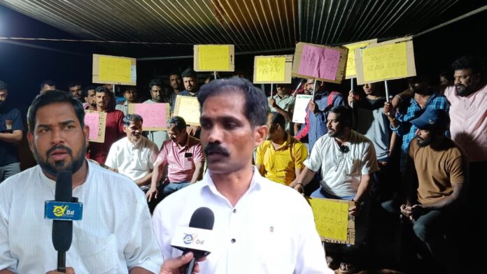 ಉಡುಪಿ | ಸಾಲಿಗ್ರಾಮ ಪಾರಂಪಳ್ಳಿಯಲ್ಲಿ ಘನ ತ್ಯಾಜ್ಯ ಘಟಕದ ಉದ್ಘಾಟನೆಗೆ ಸ್ಥಳೀಯರ ವಿರೋಧ - ರಾತ್ರೋ ರಾತ್ರಿ ಪ್ರತಿಭಟನೆ ಆರಂಭ