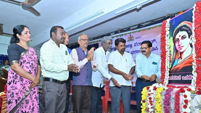 ಉಡುಪಿ | ತನಗಿಂತ ತನ್ನ ದೇಶಮೊದಲೆಂದು ಬದುಕಿದ ಒನಕೆ ಓಬವ್ವ ವಿದ್ಯಾರ್ಥಿಗಳಿಗೆ ಪ್ರೇರಣೆಯಾಗಲಿ : ಕೋಟ ಶ್ರೀನಿವಾಸ್ ಪೂಜಾರಿ