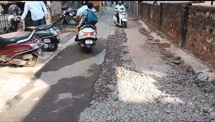 ಉಡುಪಿ | ಹೊಂಡ ಗುಂಡಿಗಳಿರುವ ರಸ್ತೆಯ ದುರಸ್ತಿಗೆ ಆಗ್ರಹ