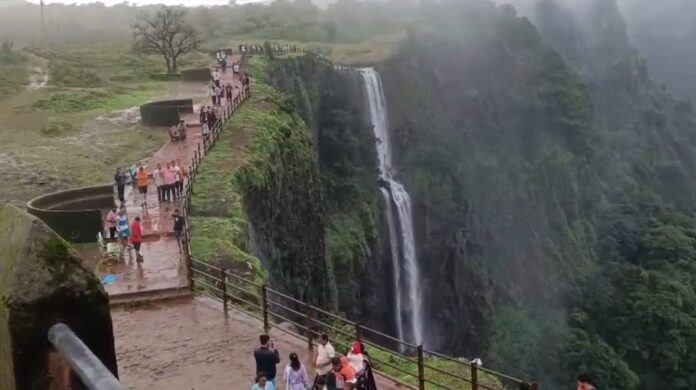 ಬೆಳಗಾವಿ : ಕರವಸ್ತ್ರ ಹಿಡಿಯಲು ಯತ್ನಿಸಿ ಫಾಲ್ಸ್ ನಲ್ಲಿ ಬಿದ್ದು ವ್ಯಕ್ತಿ ಸಾವು