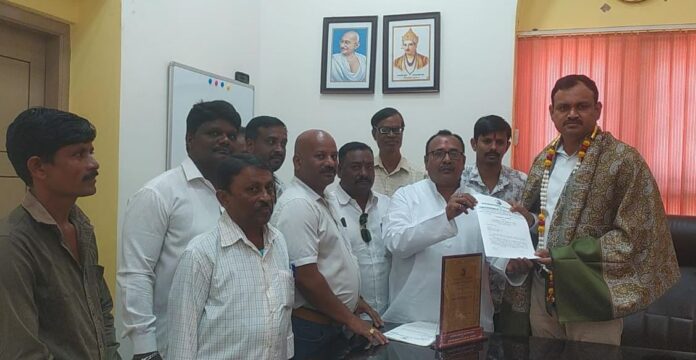 ಧಾರವಾಡ | ಸತ್ತೂರು ಒಳಚರಂಡಿ ನಿರ್ಮಾಣಕ್ಕೆ ಒತ್ತಾಯ: ನೂತನ ಆಯುಕ್ತರಿಗೆ ಮನವಿ