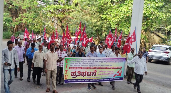 ಉಡುಪಿ | ಆವೆ ಮಣ್ಣು, ಕೆಂಪುಕಲ್ಲು, ಮರಳು ತೀವ್ರ ಕೊರತೆ, ಕುಂದಾಪುರದಲ್ಲಿ ಕಾರ್ಮಿಕರಿಂದ ಪ್ರತಿಭಟನೆ