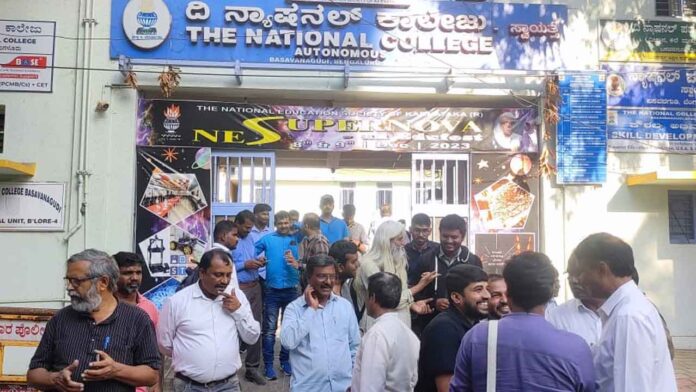 ನ್ಯಾಷನಲ್ ಕಾಲೇಜಿನ ಎದುರು ನೆರೆದಿರುವ ಹೋರಾಟಗಾರರು | national college