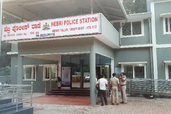 ಉಡುಪಿ ಜಿಲ್ಲೆಯ ಹೆಬ್ರಿ ತಾಲೂಕು ಮುದ್ರಾಡಿ ಗ್ರಾಮದ ಜರವತ್ತು ಸೇತುವೆ ಬಳಿ ಕಳೆದ ಫೆಬ್ರವರಿ 19 ರಂದು ನಲವತ್ತು ವರ್ಷ ಪ್ರಾಯದ ಅಪರಿಚಿತ ಗಂಡಸಿನ ಮೃತದೇಹವು ಕೊಳೆತ ಸ್ಥಿತಿಯಲ್ಲಿ ಪತ್ತೆಯಾದ ಬಗ್ಗೆ ವರದಿಯಾಗಿದೆ. ಈ ಬಗ್ಗೆ ಹೆಬ್ರಿ ಪೊಲೀಸ್ ಠಾಣೆಯಲ್ಲಿ ಪ್ರಕರಣ ದಾಖಲಾಗಿದ್ದು ಮೃತ ವ್ಯಕ್ತಿಯು 5 ಅಡಿ 3 ಇಂಚು ಎತ್ತರ ಇದ್ದು ವ್ಯಕ್ತಿಯ ವಾರಸುದಾರರು ಯಾರಾದರೂ ಇದ್ದಲ್ಲಿ ಹೆಬ್ರಿ ಪೊಲೀಸ್ ಠಾಣೆ ದೂ.ಸಂಖ್ಯೆ: 08253-251116, ಪಿ.ಎಸ್.ಐ ಮೊ.ನಂ.9480805463, ಕಾರ್ಕಳ ವೃತ್ತ ನಿರೀಕ್ಷಕರ ಕಚೇರಿ ದೂ.ಸಂಖ್ಯೆ: 08258-231083, ಮೊ.ನಂ:9480805435 ಅನ್ನು ಸಂಪರ್ಕಿಸಬಹುದಾಗಿದೆ ಎಂದು ಹೆಬ್ರಿ ಪೊಲೀಸ್ ಠಾಣಾಧಿಕಾರಿಗಳ ಕಚೇರಿಯು ಪ್ರಕಟಣೆಯಲ್ಲಿ ತಿಳಿಸಿದ್ದಾರೆ.