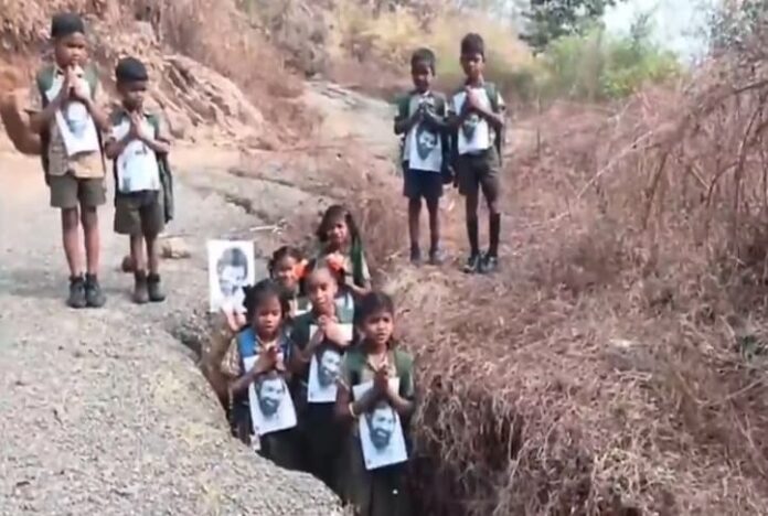 ಶಾಲೆ, ರಸ್ತೆ ಸೌಲಭ್ಯ, ಬುಡಕಟ್ಟು ವಿದ್ಯಾರ್ಥಿಗಳು, ಪ್ರತಿಭಟನೆ, School, road facilities, tribal students, protest,